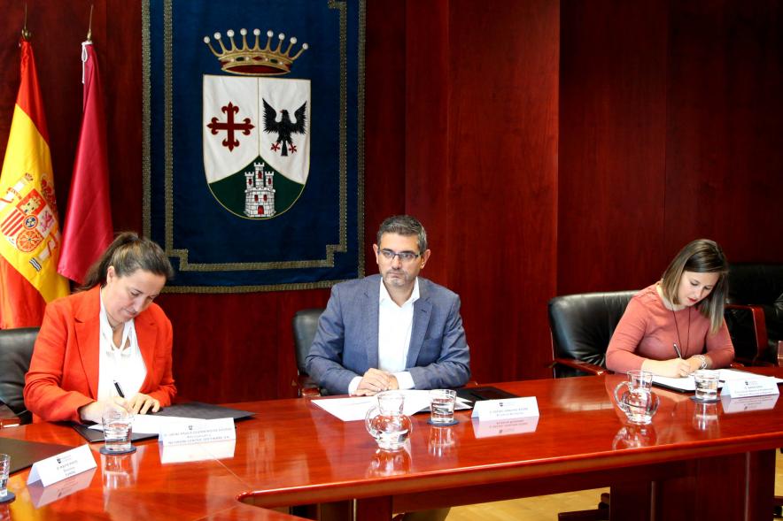 Alcalde Rafael Sanchez y Autoridades. Firma de Convenio PMD - FUNDAL - NCS - 2019