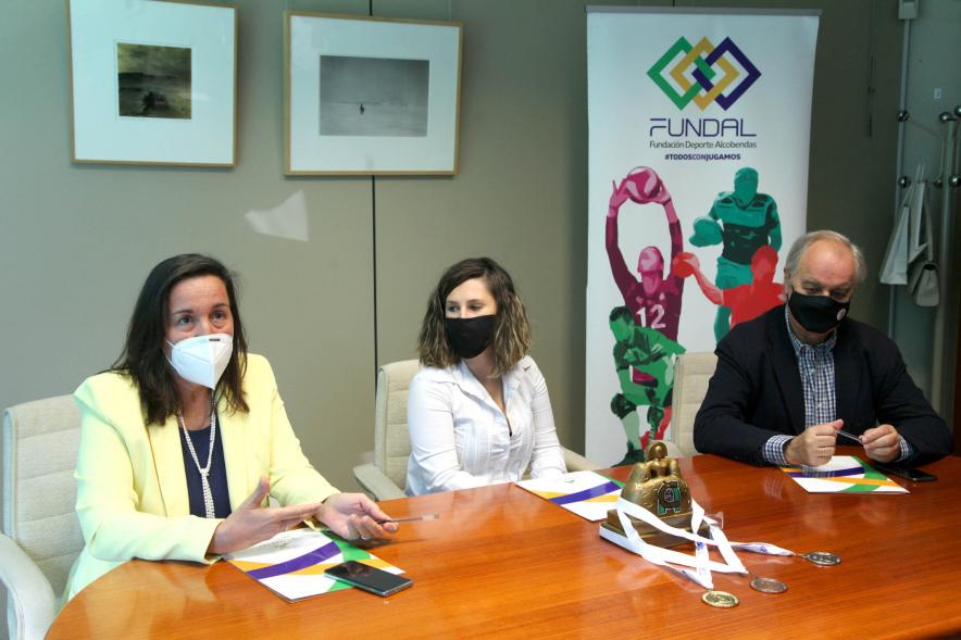 Firmantes charlan durante el encuentro