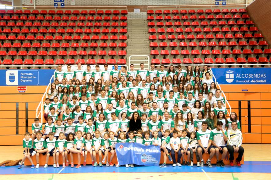 Foto Presentación Club Natación - Imagen los componentes de los componentes de Club Natación junto a la concejala de deportes Mar Rodríguez.