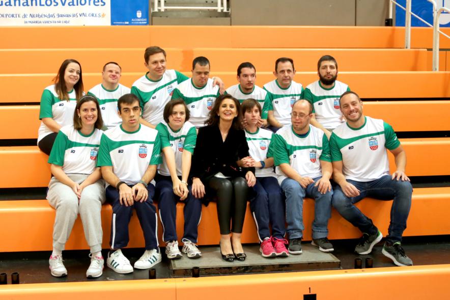 Foto Presentación Club Natación - Imagen algunos componentes de los componentes de Club Natación junto a la concejala de deportes Mar Rodríguez.