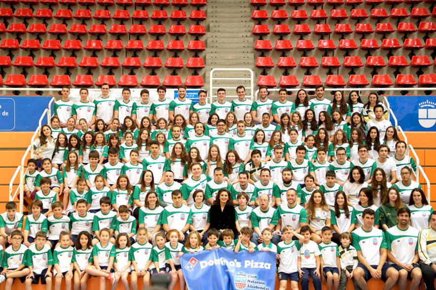 Foto Presentación Club Natación - Imagen los componentes de los componentes de Club Natación junto a la concejala de deportes Mar Rodríguez.