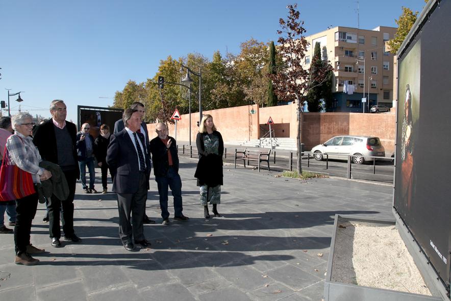Inauguración Exposición de Navia en el Bulevar Salvador Allende - Imagen del alcalde García de Vinuesa y otras personalidades inagurando la exposición fotográfica al aire libre sobre Navia.