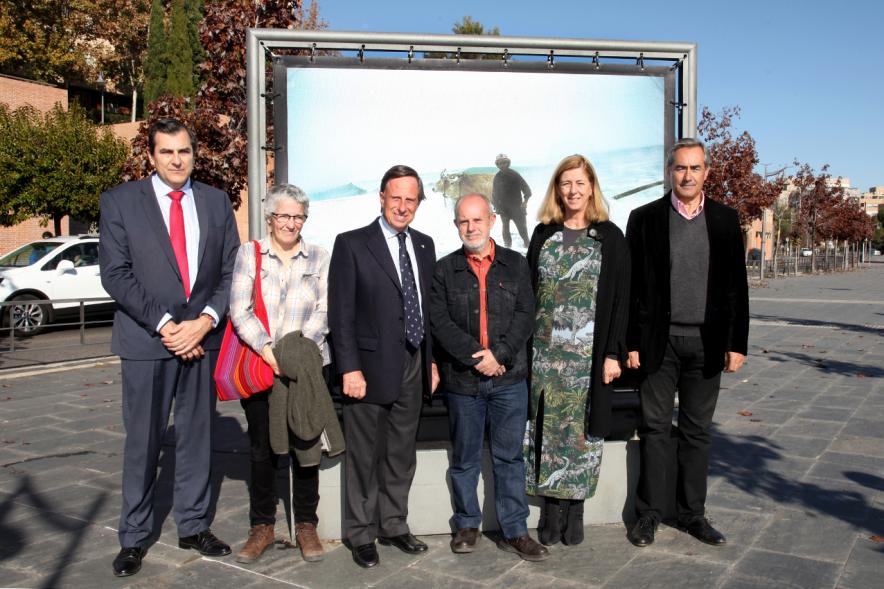 Inauguración Exposición de Navia en el Bulevar Salvador Allende - Imagen del alcalde García de Vinuesa y otras personalidades posando delante de una de las lonas fotogáficas expuestas.