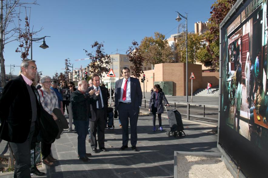 Inauguración Exposición de Navia en el Bulevar Salvador Allende - Imagen del alcalde García de Vinuesa y otras personalidades recorriendo la exposición.