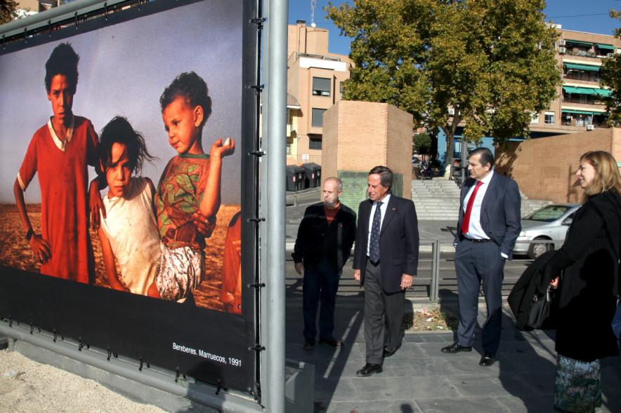 Inauguración Exposición de Navia en el Bulevar Salvador Allende - Imagen del alcalde García de Vinuesa y otras personalidades recorriendo la exposición.