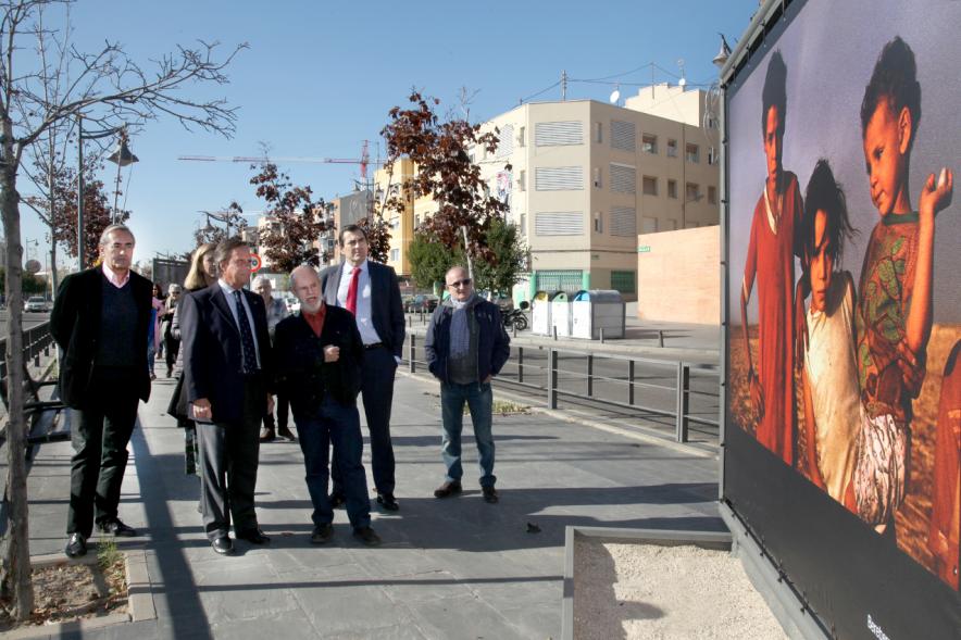 Inauguración Exposición de Navia en el Bulevar Salvador Allende - Imagen del alcalde García de Vinuesa y otras personalidades recorriendo la exposición.