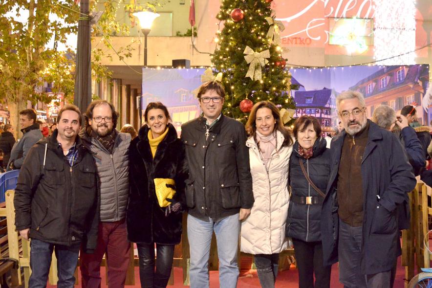 Inauguración Campaña Navidad 2017 en la Plaza del Pueblo - Posado de las autoridades municipales.