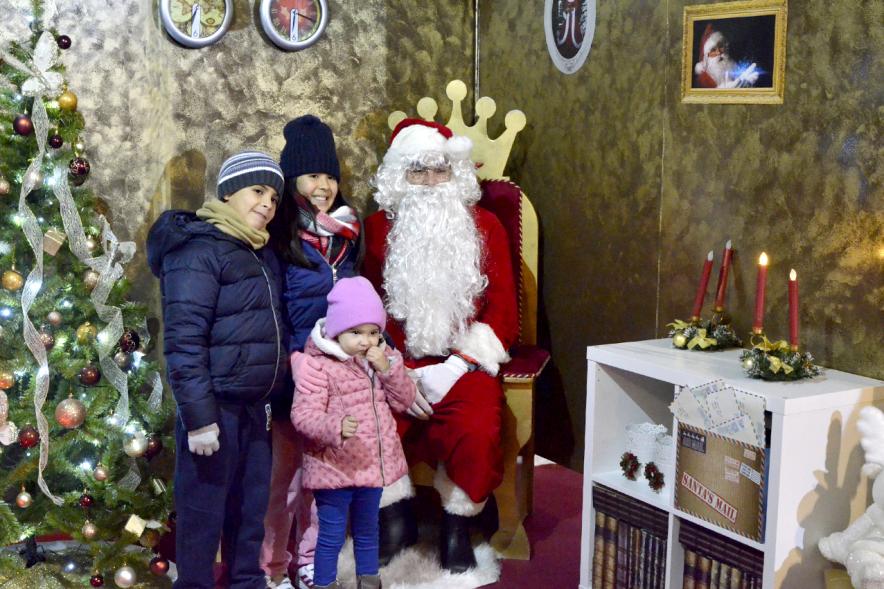 Inauguración Campaña Navidad 2017 en la Plaza del Pueblo - Posado de Papa Noel  con los niños.