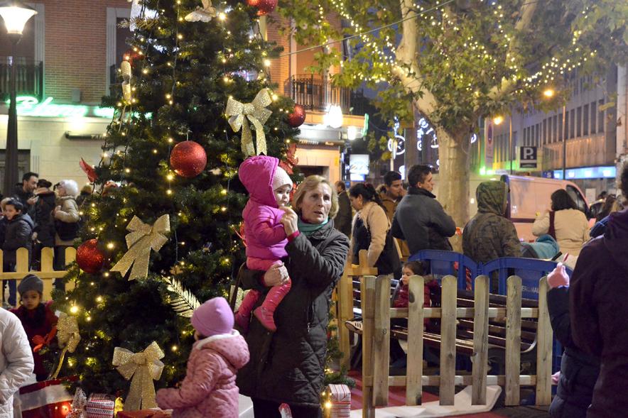 Inauguración Campaña Navidad 2017 en la Plaza del Pueblo - Primer plano de las familias y el árbol navideño.