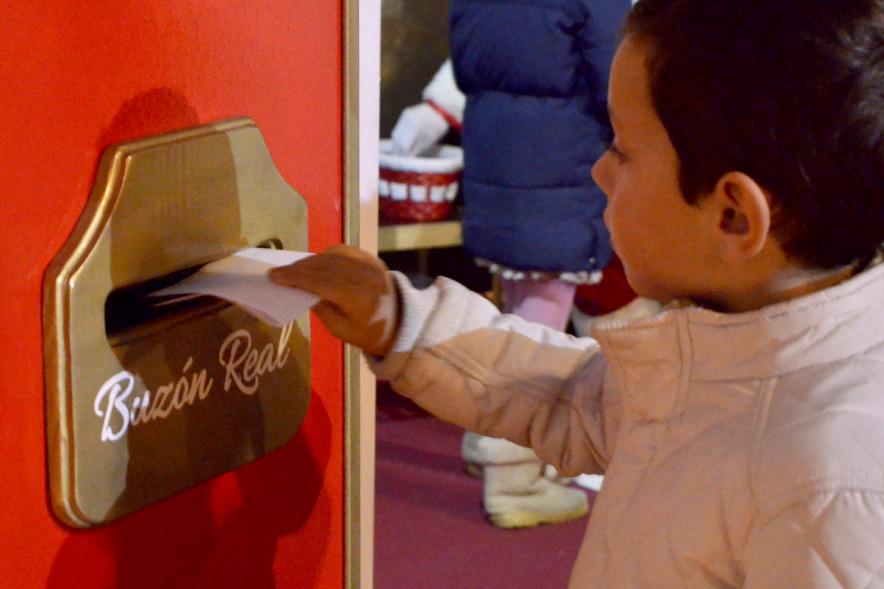 Inauguración Campaña Navidad 2017 en la Plaza del Pueblo - Primer plano de un niño echando la carta.