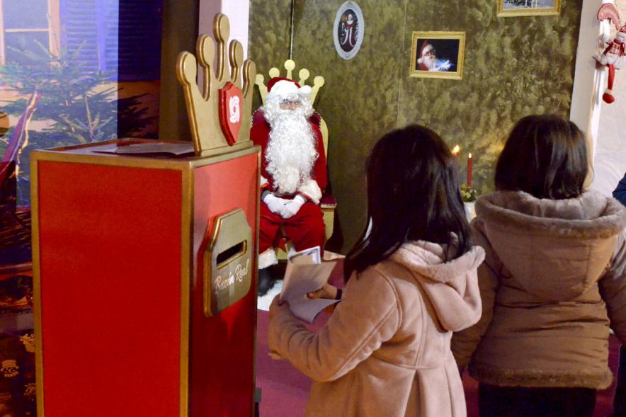 Inauguración Campaña Navidad 2017 en la Plaza del Pueblo - Primer plano de una niña echando la carta.