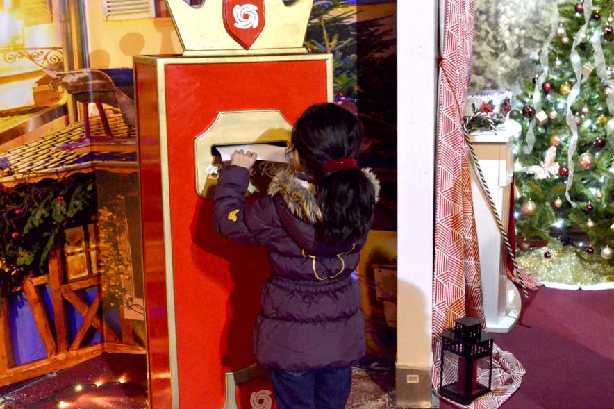 Inauguración Campaña Navidad 2017 en la Plaza del Pueblo - Primer plano de un niño echando la carta.