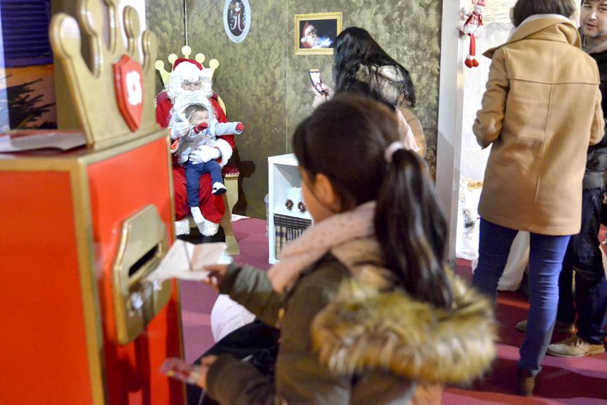 Inauguración Campaña Navidad 2017 en la Plaza del Pueblo - Primer plano de las visitas.