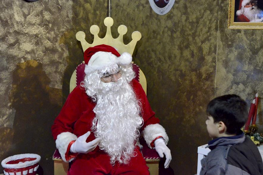 Inauguración Campaña Navidad 2017 en la Plaza del Pueblo - Papá Noel con un niño.