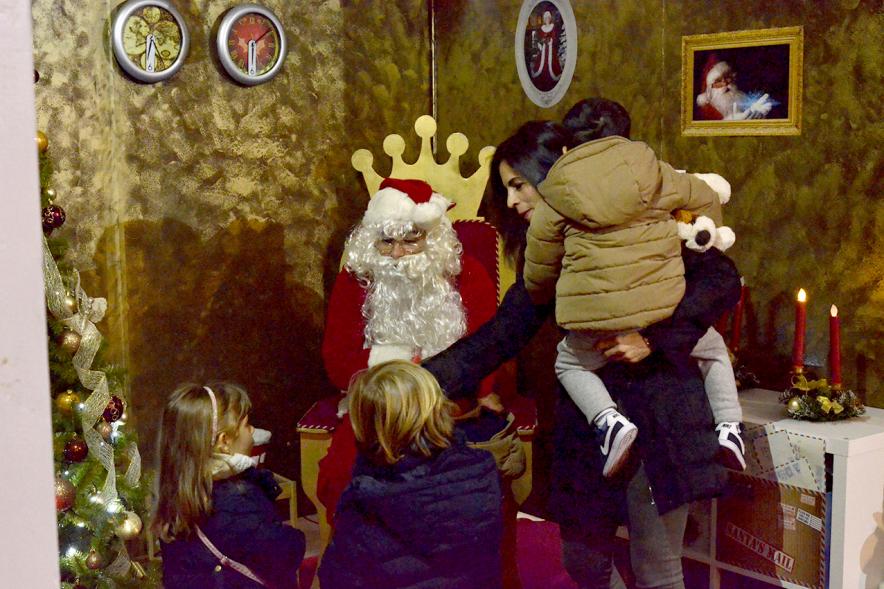 Inauguración Campaña Navidad 2017 en la Plaza del Pueblo - Una familia numerosa con Papa Noel.