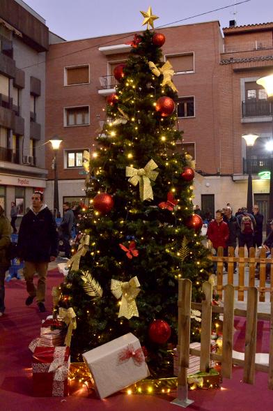 Inauguración Campaña Navidad 2017 en la Plaza del Pueblo - Toma del árbol de navidad encendido.