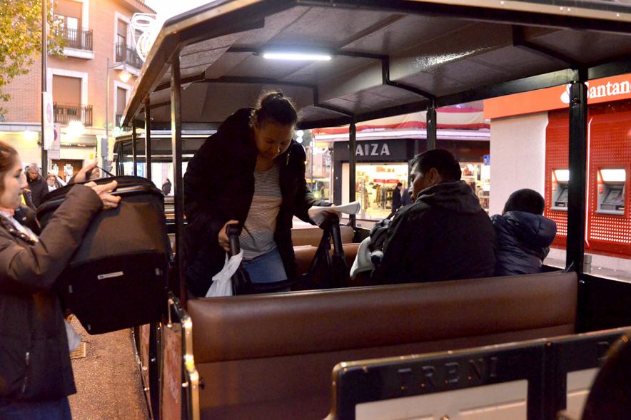 Inauguración Campaña Navidad 2017 en la Plaza del Pueblo - Los usuarios del tren de Navidad.