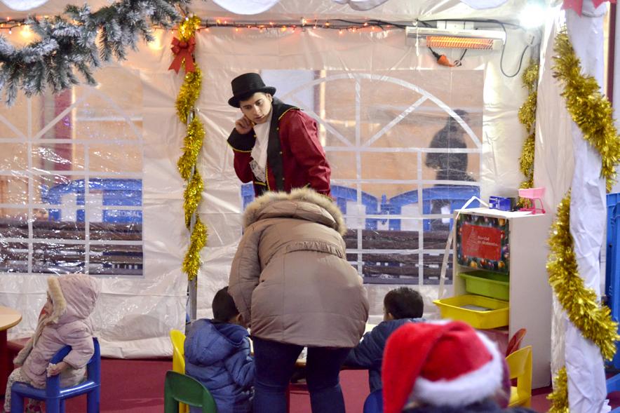 Inauguración Campaña Navidad 2017 en la Plaza del Pueblo - Imagen de unos niños jugando.