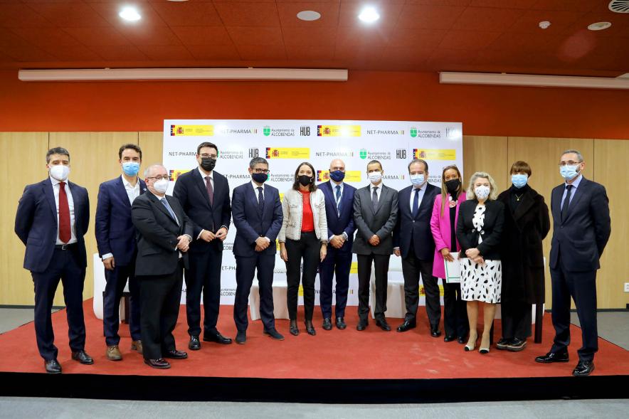 Visita de la Ministra de Industria, Comercio y Turismo a NePharma - Posado de la ministra Maroto, las autoridades municipales de Alcobendas y los directivos y personal laboral de NetPharma.