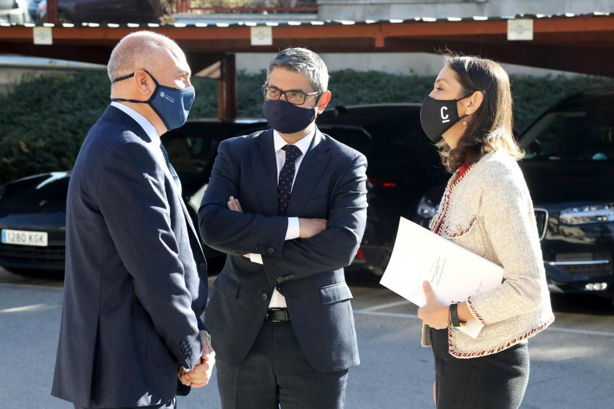 Visita de la Ministra de Industria, Comercio y Turismo a NetPharma - Imagen del alcalde Sánchez Acera, con la Ministra Maroto recibidos por  un directivo de la empresa.