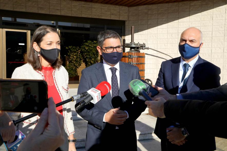 Visita de la Ministra de Industria, Comercio y Turismo a NetPharma - Imagen de la ministra Maroto, el alcalde Sanchez Acera y el directivo de NetPharma, respondiendo a los periodistas.