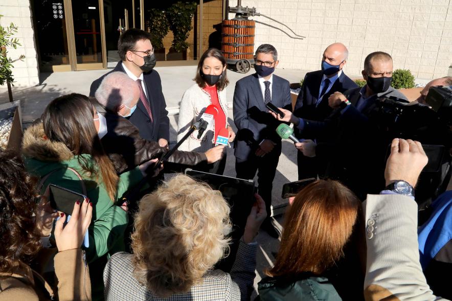 Visita de la Ministra de Industria, Comercio y Turismo a NetPharma - Imagen de la rueda de prensa de la Ministra Maroto a la salida de la empresa visitada.