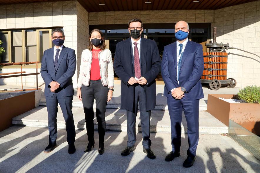 Visita de la Ministra de Industria, Comercio y Turismo a NetPharma - Posado de la ministra Maroto junto al alcalde Sánchez Acera, el vicealcalde Arranz y  un directivo  de NetPharma.