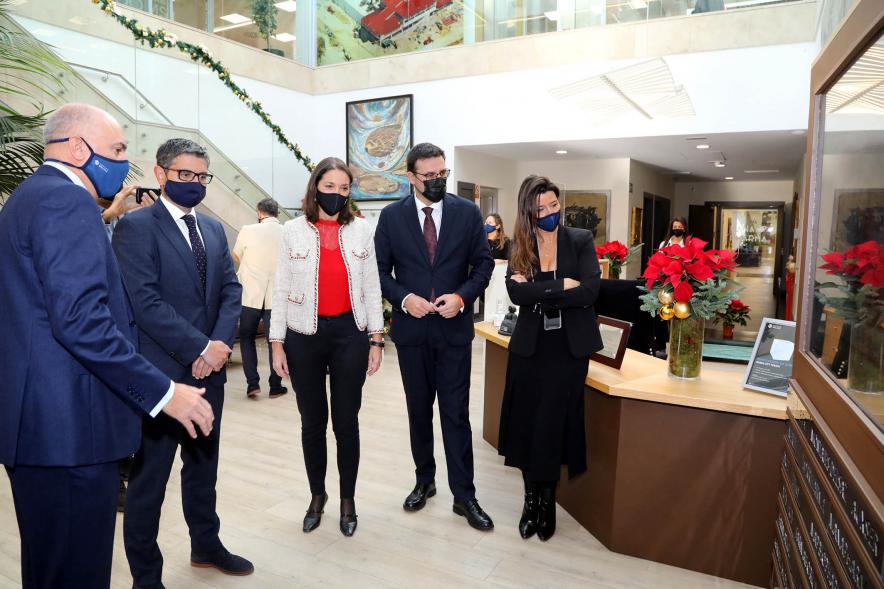 Visita de la Ministra de Industria, Comercio y Turismo a NetPharma - Primer plano de la ministra Maroto junto al alcalde Sánchez Acera, el vicealcalde Arranz, y varios directivos de NetPharma, todos con mascarillas