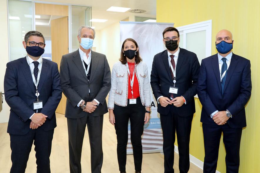 Visita de la Ministra de Industria, Comercio y Turismo a NetPharma - Posado de la ministra Maroto junto al alcalde Sánchez Acera, el vicealcalde Arranz, y varios directivos de NetPharma, todos con mascarillas.
