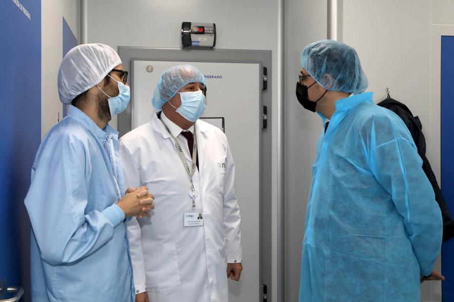 Visita de la Ministra de Industria, Comercio y Turismo a NetPharma - Imagen del vicealcalde Arranz, ataviado con la bata de seguridad, junto a dos investigadores de la empresa..