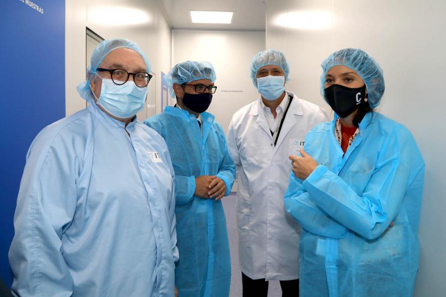 Visita de la Ministra de Industria, Comercio y Turismo a NetPharma - Imagen de la ministra Maroto, el alcalde Sánchez Acera y los directivos de NetPharma con las batas obligatorias de seguridad.