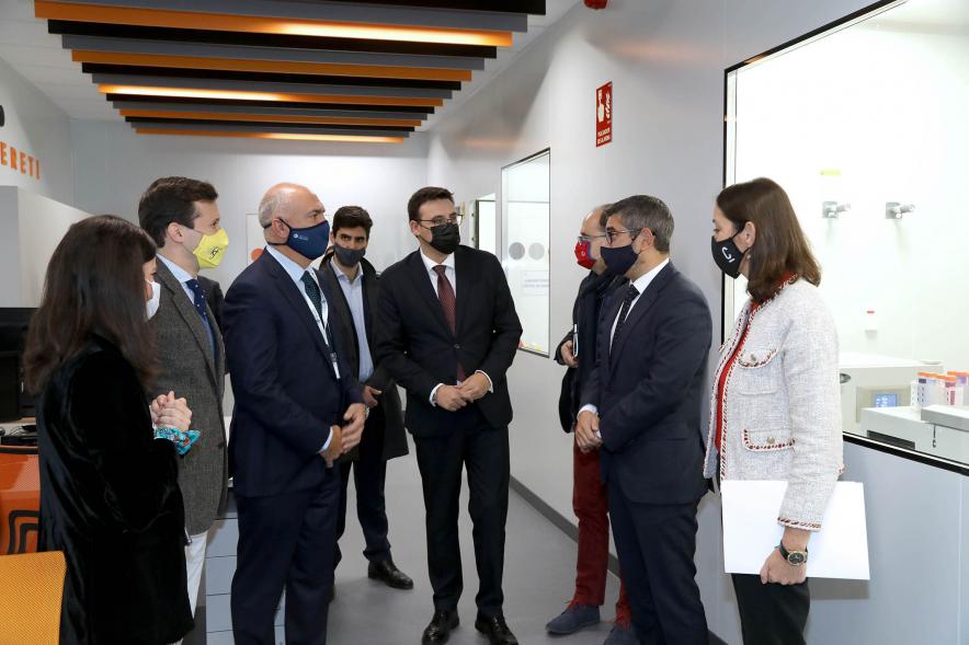 Visita de la Ministra de Industria, Comercio y Turismo a NetPharma - Imagen de la reunión de la ministra Maroto y los miembros de la corporación municipal con los directivos de NetPharma.