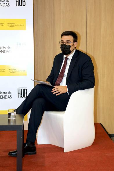 Visita de la Ministra de Industria, Comercio y Turismo a NetPharma -Primer plano con mascarilla del vicealcalde Arranz, sentado.