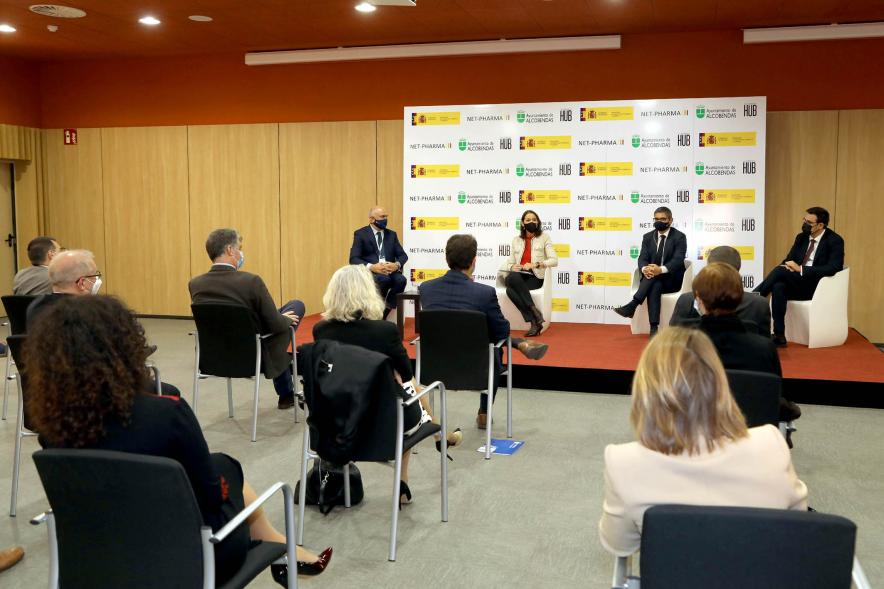 Visita de la Ministra de Industria, Comercio y Turismo a NetPharma - Plano general de la reunión con  la ministra Maroto en el medio,  las autoridades municipales a la derecha y el directivo de NetPharma a la izquierda.