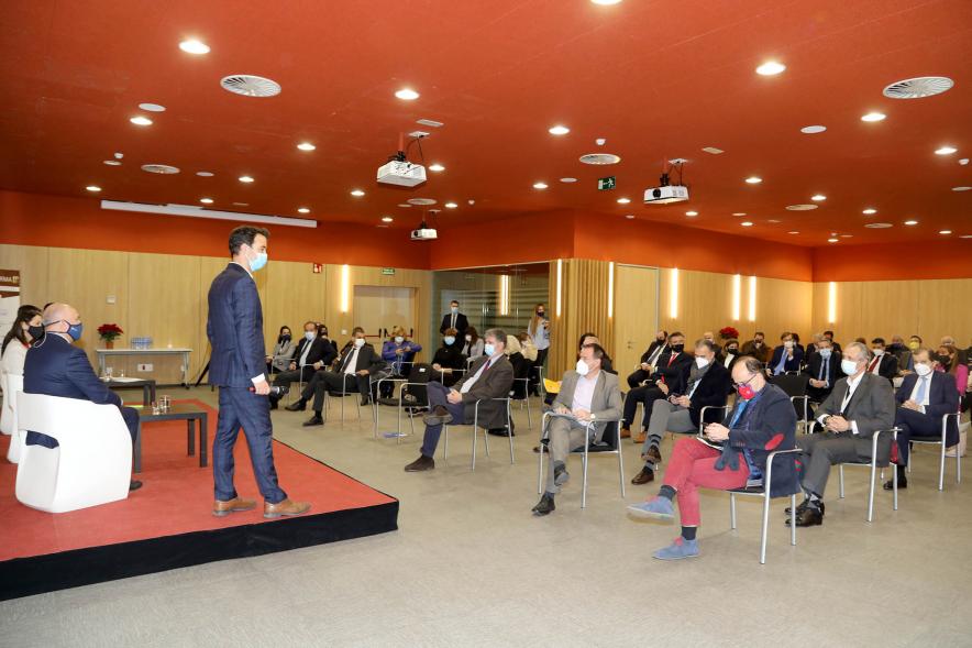 Visita de la Ministra de Industria, Comercio y Turismo a NetPharma - Plano lateral de  la sala con el personal de NetPharma y  un coordinador del  acto.