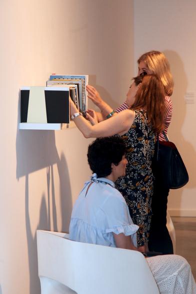 Inauguración Exposición de Nicolás Gospierre - Personas asistentes a la exposición.