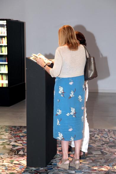 Inauguración Exposición de Nicolás Gospierre - Personas asistentes a la exposición.