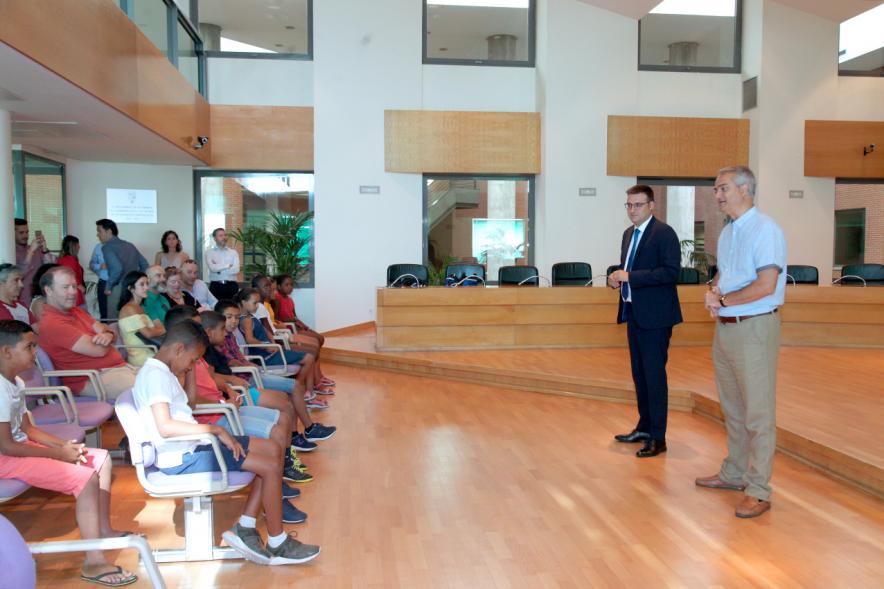 Vicealcalde de Alcobendas, Miguel Ángel Arranz y concejal José María Tovar. Recepción Niños Saharauis.
