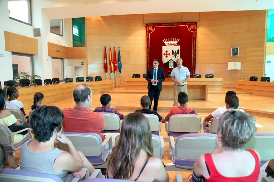 Vicealcalde de Alcobendas, Miguel Ángel Arranz y concejal José María Tovar. Recepción Niños Saharauis.