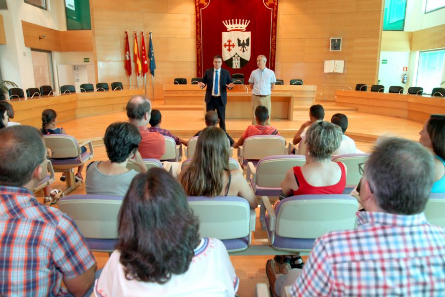 Vicealcalde de Alcobendas, Miguel Ángel Arranz y concejal José María Tovar. Recepción Niños Saharauis.
