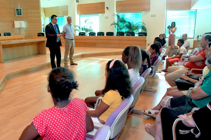 Vicealcalde de Alcobendas, Miguel Ángel Arranz y concejal José María Tovar. Recepción Niños Saharauis.