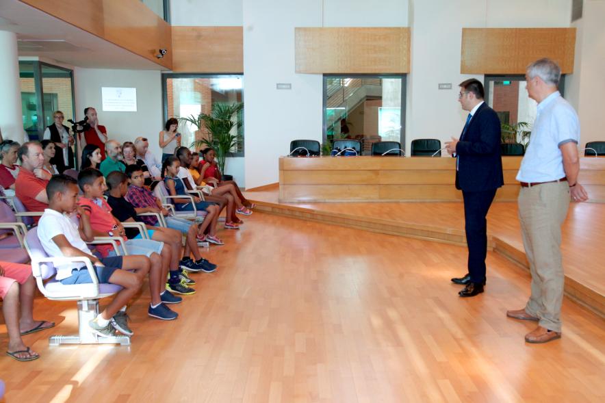 Vicealcalde de Alcobendas, Miguel Ángel Arranz y concejal José María Tovar. Recepción Niños Saharauis.
