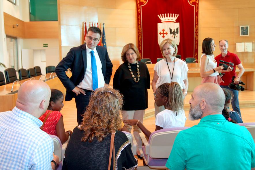Vicealcalde de Alcobendas, Miguel Ángel Arranz y concejalas . Recepción Niños Saharauis.