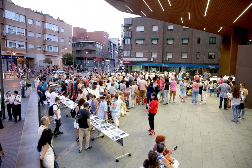 Noche en Blanco 2018 - Imagen de personas reunidas en la entrada del Centro de Arte...mirando las mesas con objetos expuestos.