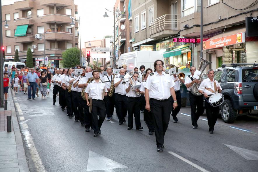 Noche en Blanco 2018 - Imagen de la banda de música desfilando por las calles de Alcobendas.