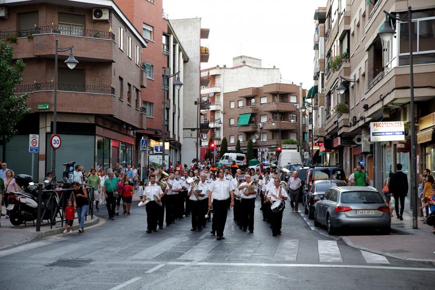 Noche en Blanco 2018 - Imagen de la banda de música desfilando por las calles de Alcobendas.