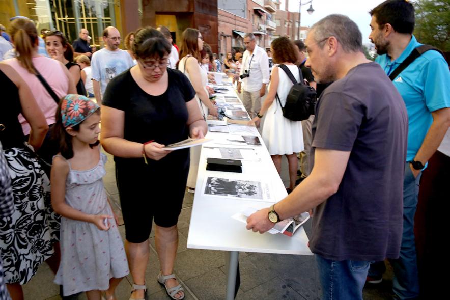 Noche en Blanco 2018 - Imagen de personas reunidas en la entrada del Centro de Arte...mirando las mesas con objetos expuestos.