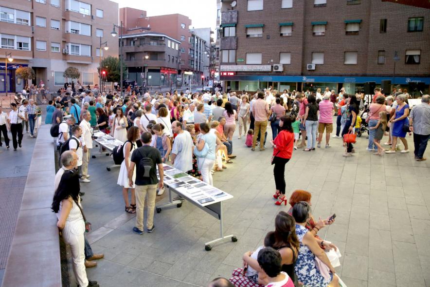 Noche en Blanco 2018 - Imagen de personas reunidas en la entrada del Centro de Arte...mirando las mesas con objetos expuestos.