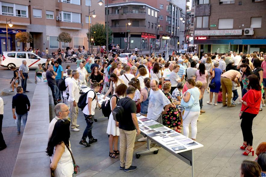 Noche en Blanco 2018 - Imagen de personas reunidas en la entrada del Centro de Arte...mirando las mesas con objetos expuestos.