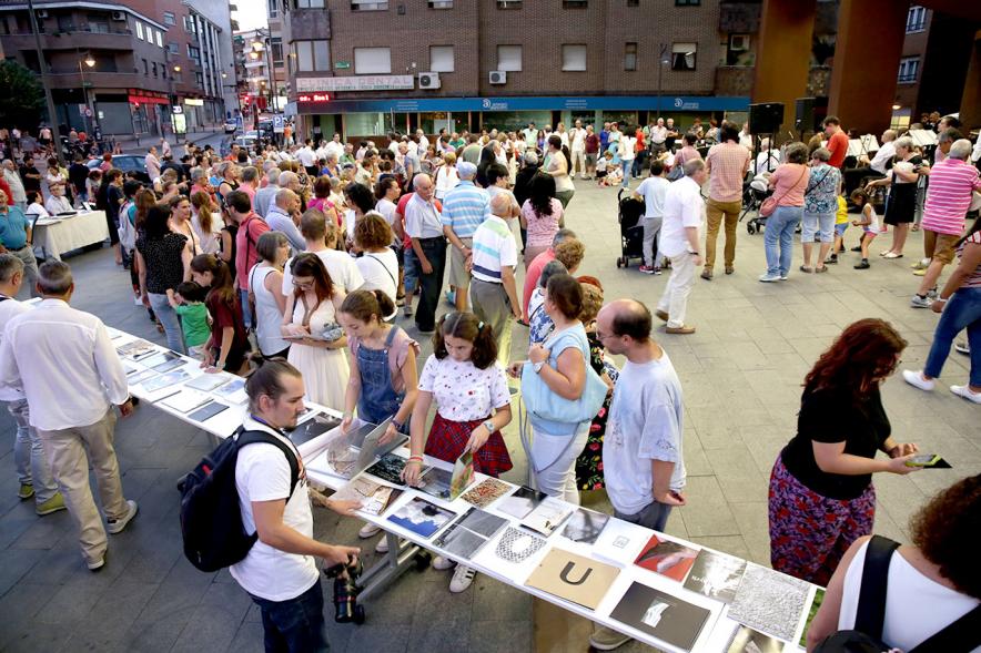 Noche en Blanco 2018 - Imagen de personas reunidas en la entrada del Centro de Arte...mirando las mesas con objetos expuestos.